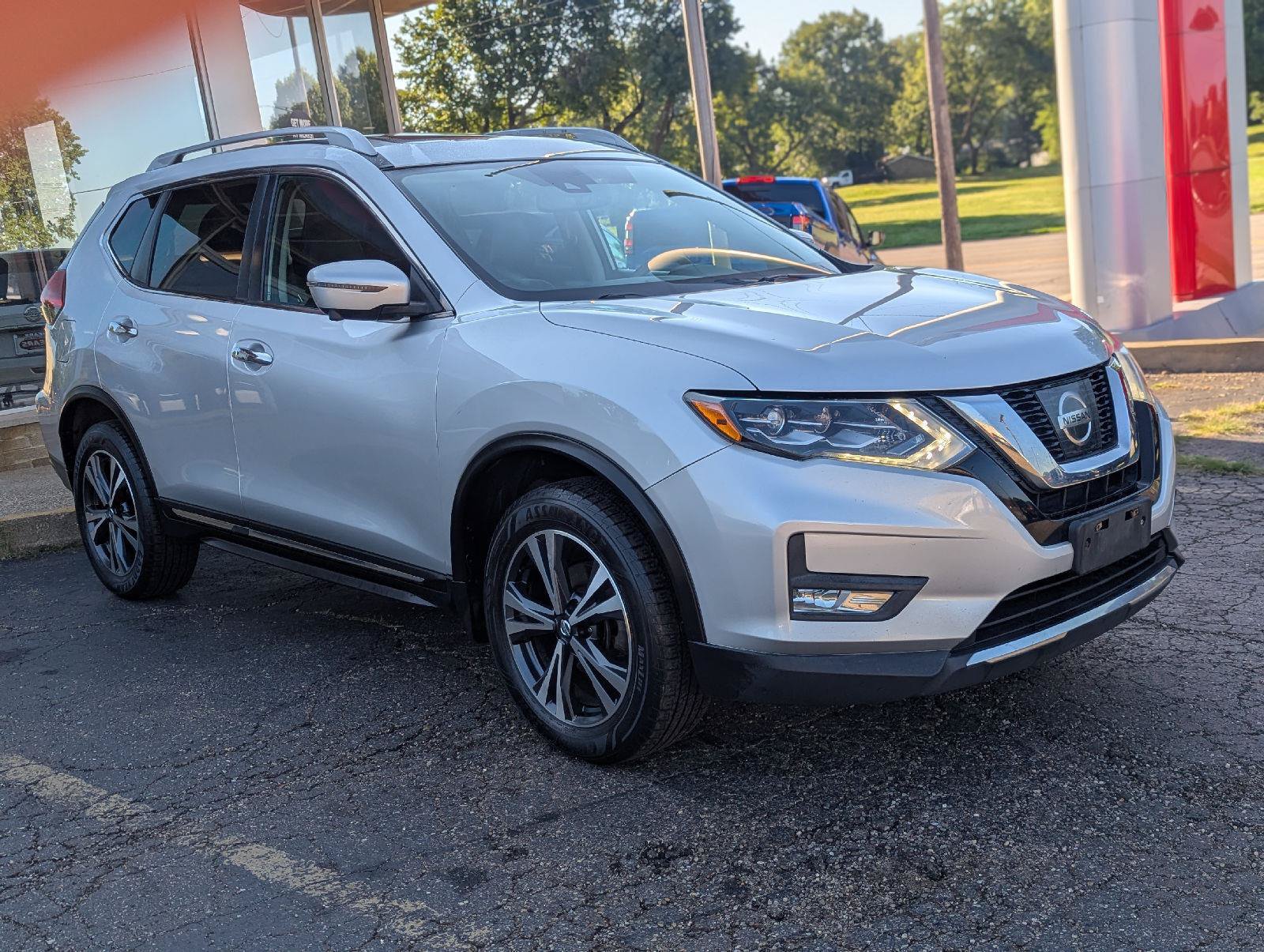 Used 2017 Nissan Rogue SL w/ SL Premium Package AWD/4WD image 12