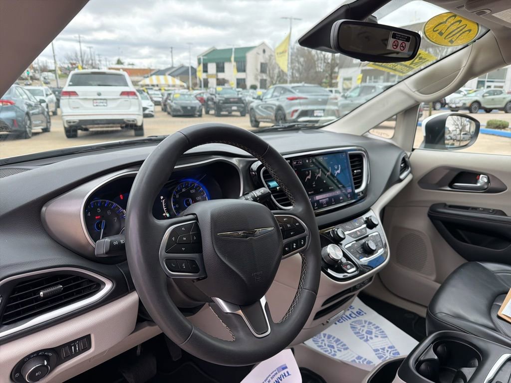 Used 2023 Chrysler Pacifica Touring-L image 19