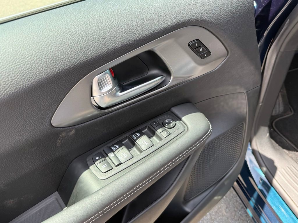 Used 2025 Chrysler Pacifica Select FWD image 14