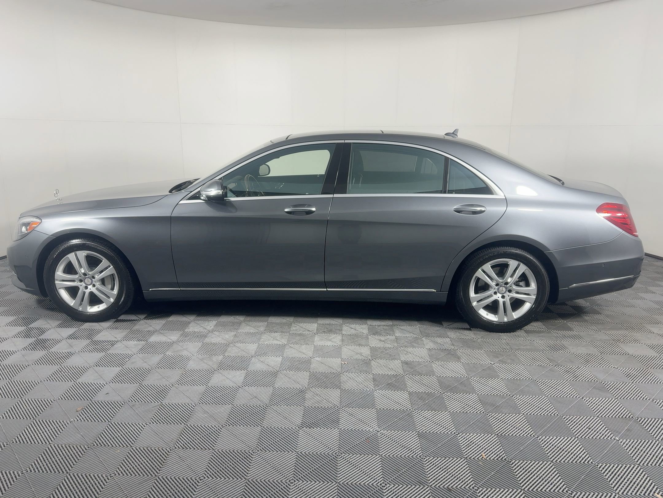Used 2017 Mercedes-Benz S 550 4MATIC Sedan image 2