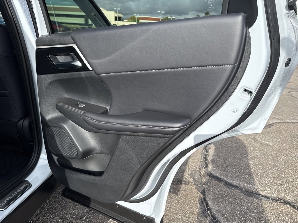 New 2025 Mitsubishi Outlander SE image 30