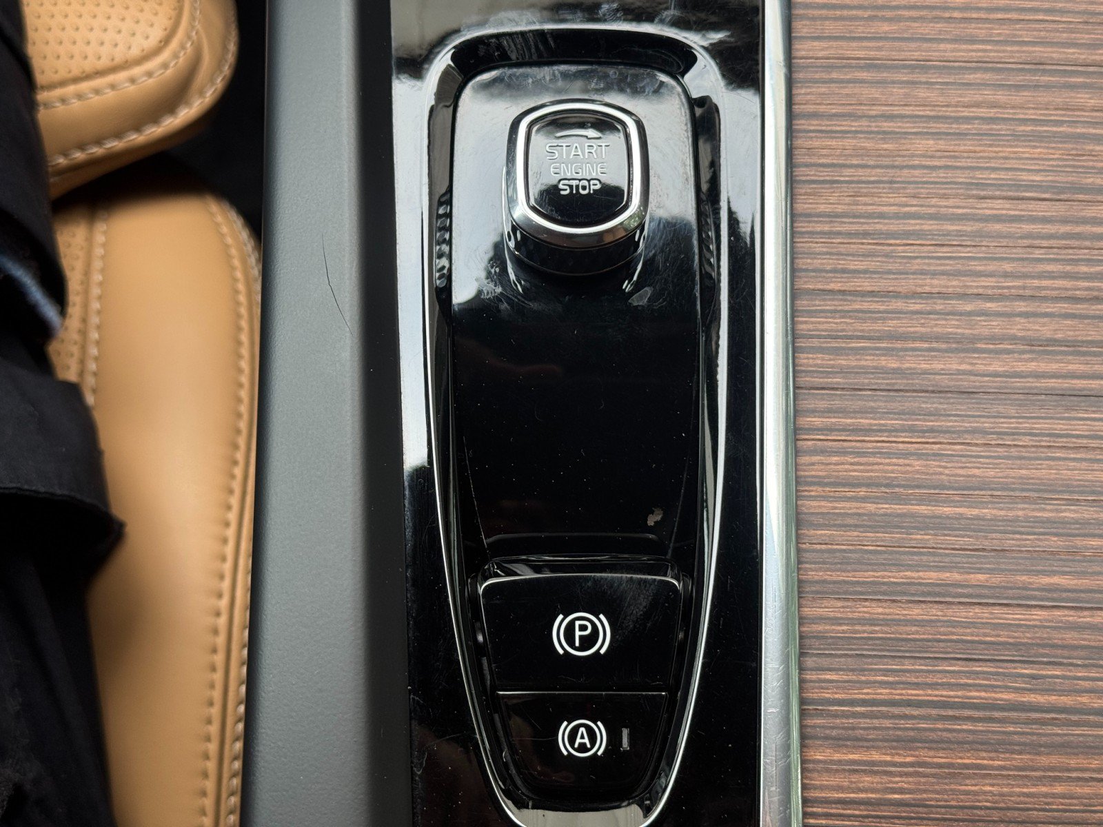 Used 2023 Volvo XC60 B5 Ultimate w/ Climate Package FWD image 32