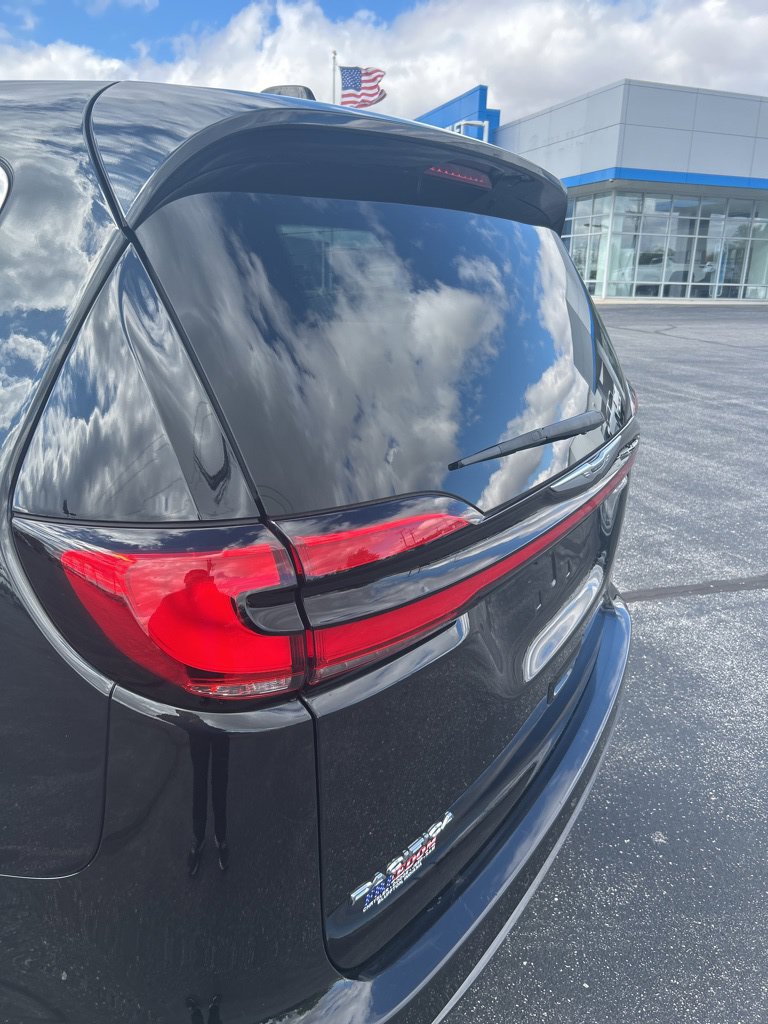 Used 2023 Chrysler Pacifica Touring-L FWD image 9