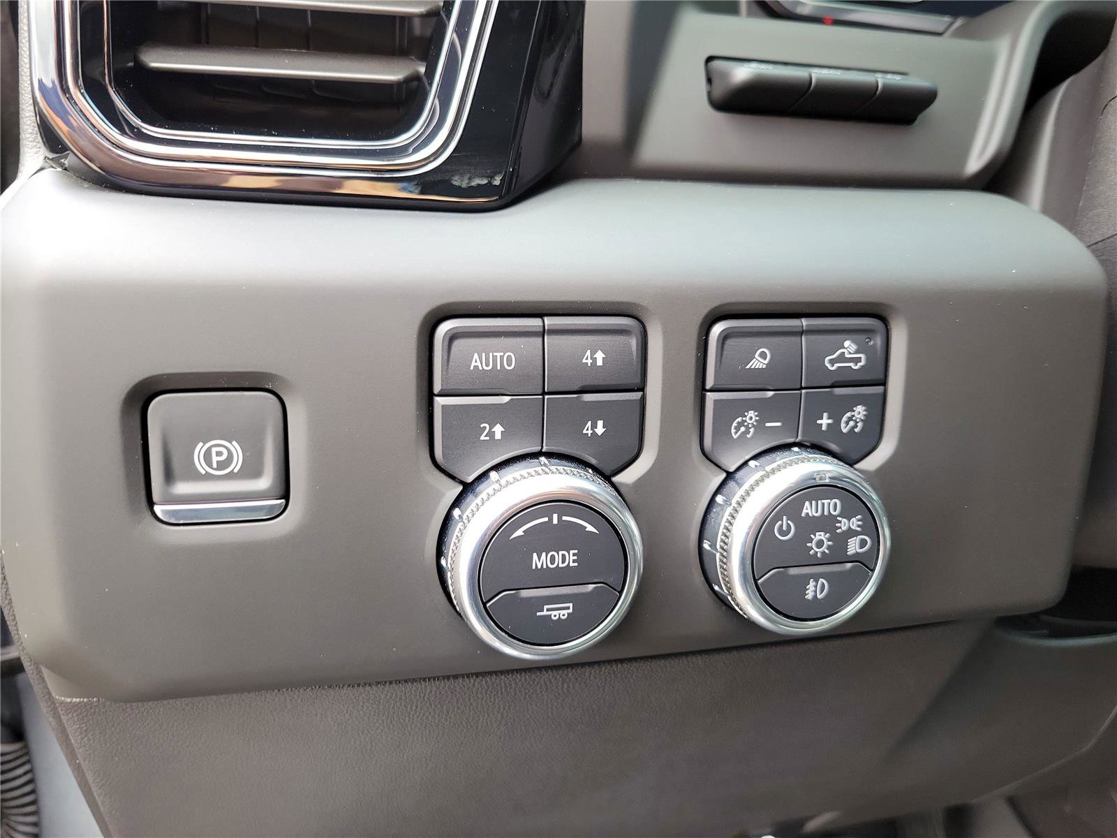 Used 2025 GMC Sierra 1500 AT4 w/ Technology Package AWD/4WD image 21