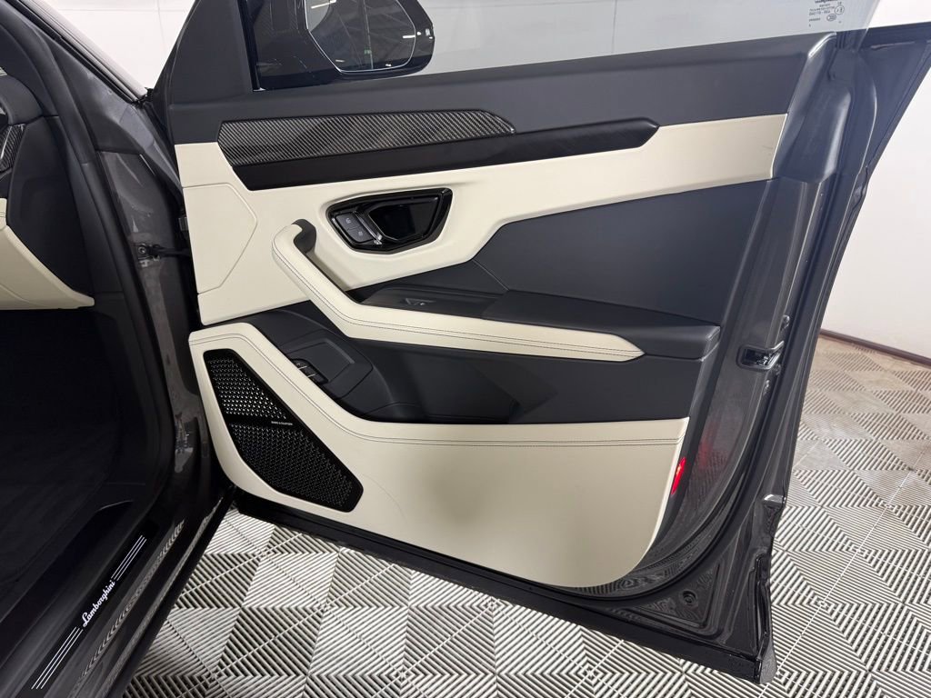 Used 2025 Lamborghini Urus SE image 25