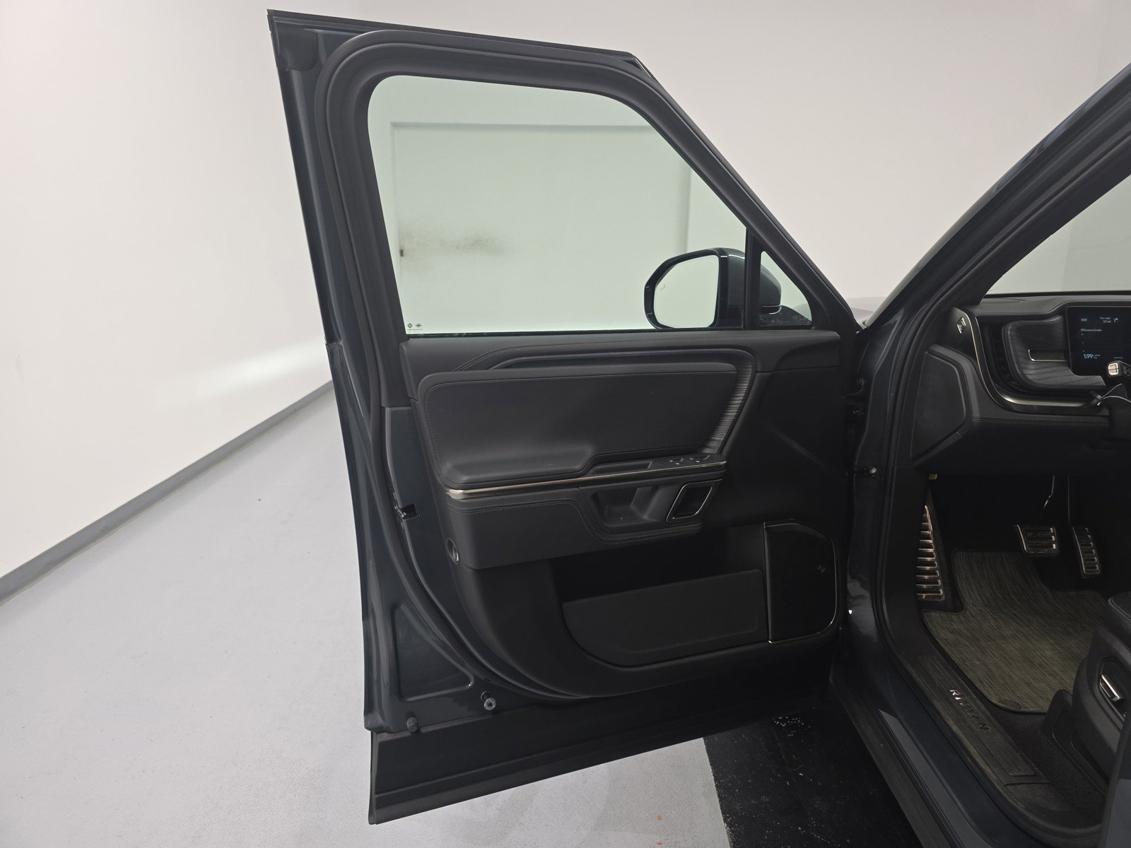 Used 2024 Rivian R1S Adventure AWD/4WD image 16