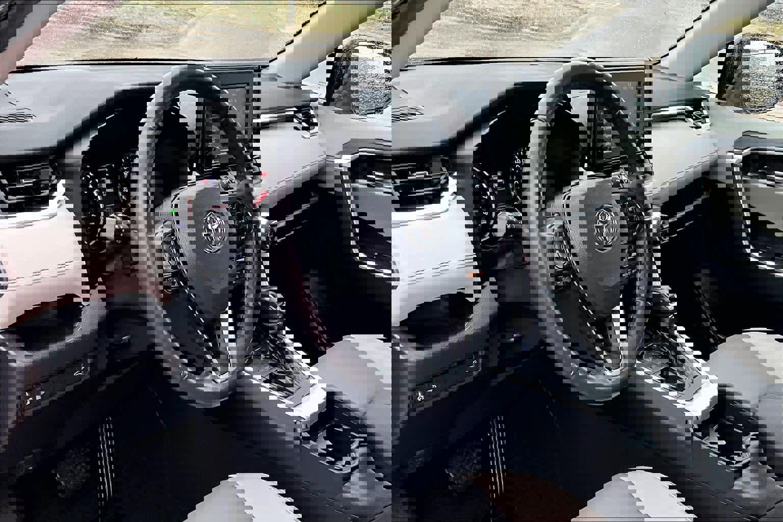 Used 2021 Toyota RAV4 XLE Premium image 17