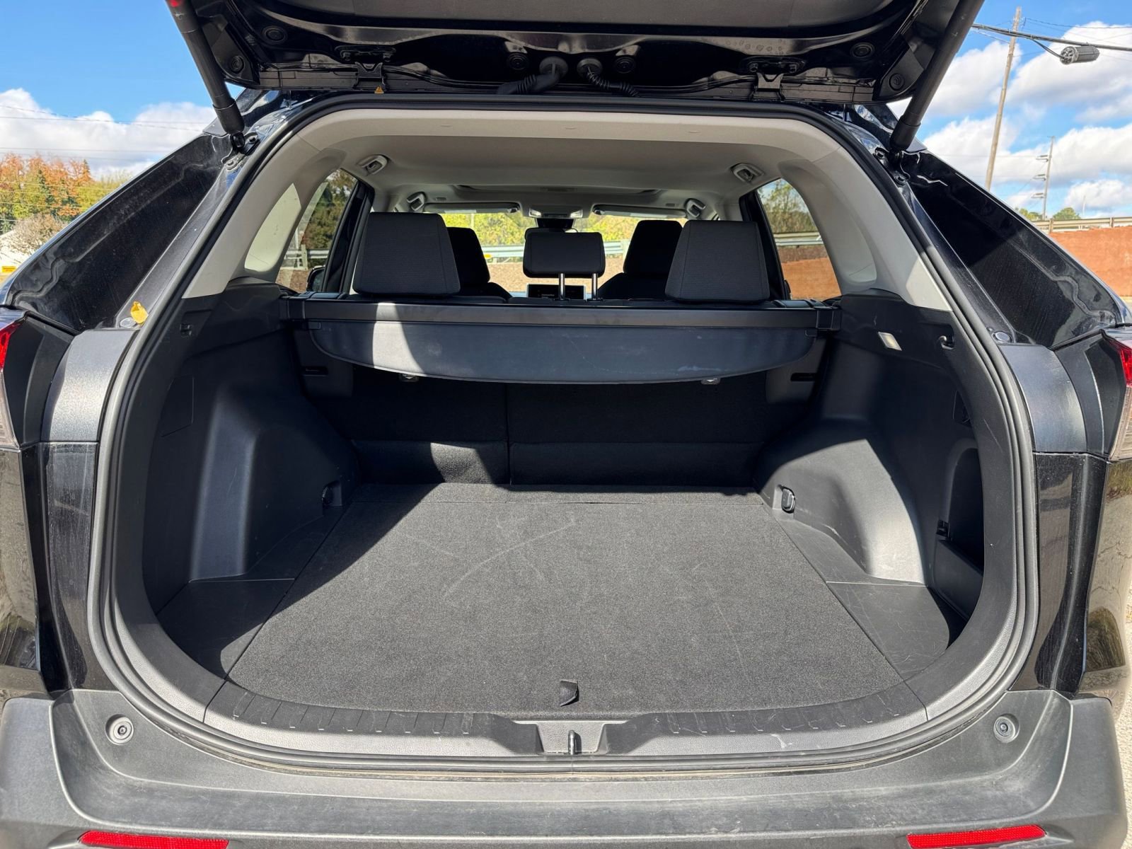 Used 2025 Toyota RAV4 XLE image 25