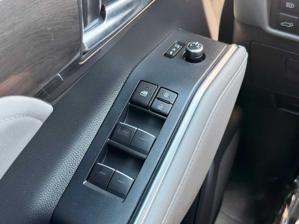 Used 2023 Toyota Highlander Limited FWD image 29