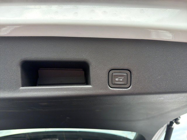 Used 2026 GMC Acadia Elevation w/ Elevation Premium Package FWD image 19