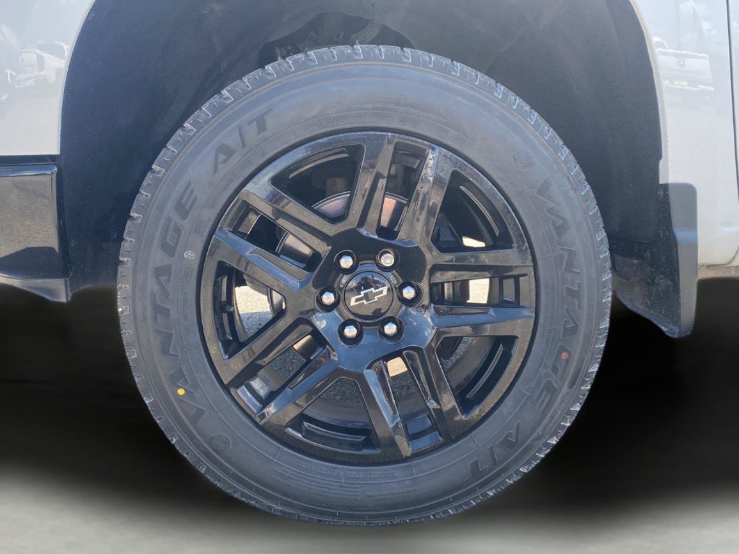 Used 2024 Chevrolet Silverado 1500 Custom Trail Boss w/ Turbomax Blackout Package AWD/4WD image 12