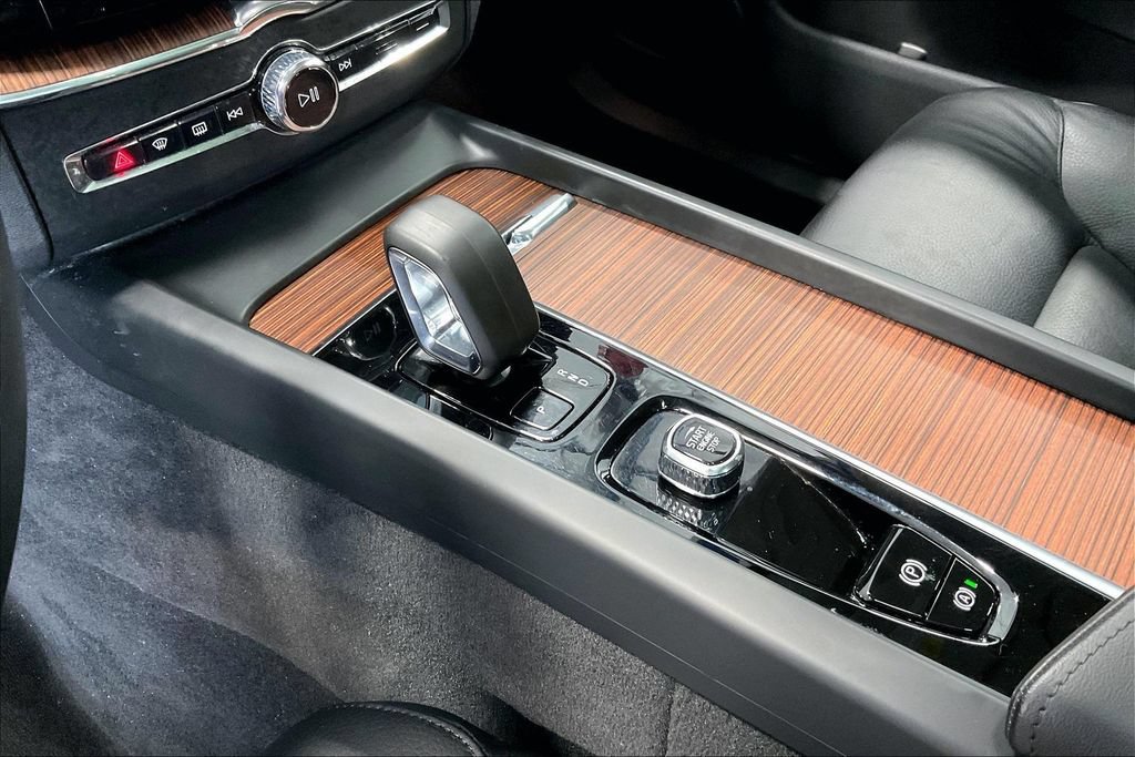 Certified 2023 Volvo XC60 B5 Plus AWD/4WD image 18