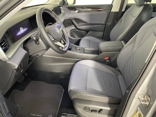 Used 2025 Volkswagen Tiguan SE FWD image 3