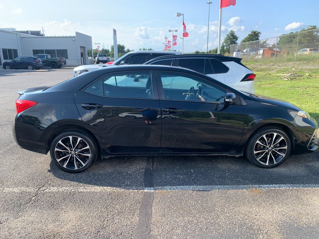 Used 2017 Toyota Corolla SE w/ SE Premium Package FWD image 2