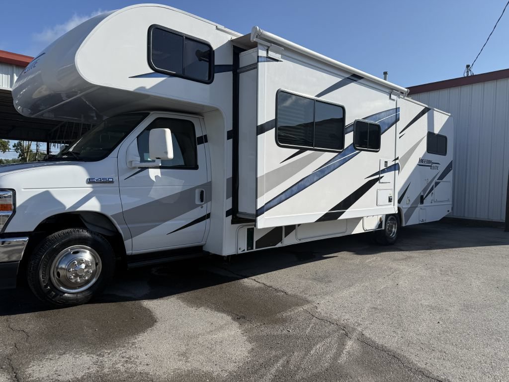 Used 2022 Ford E-450 and Econoline 450 Super Duty w/ Motorhome Prep Package RWD image 5