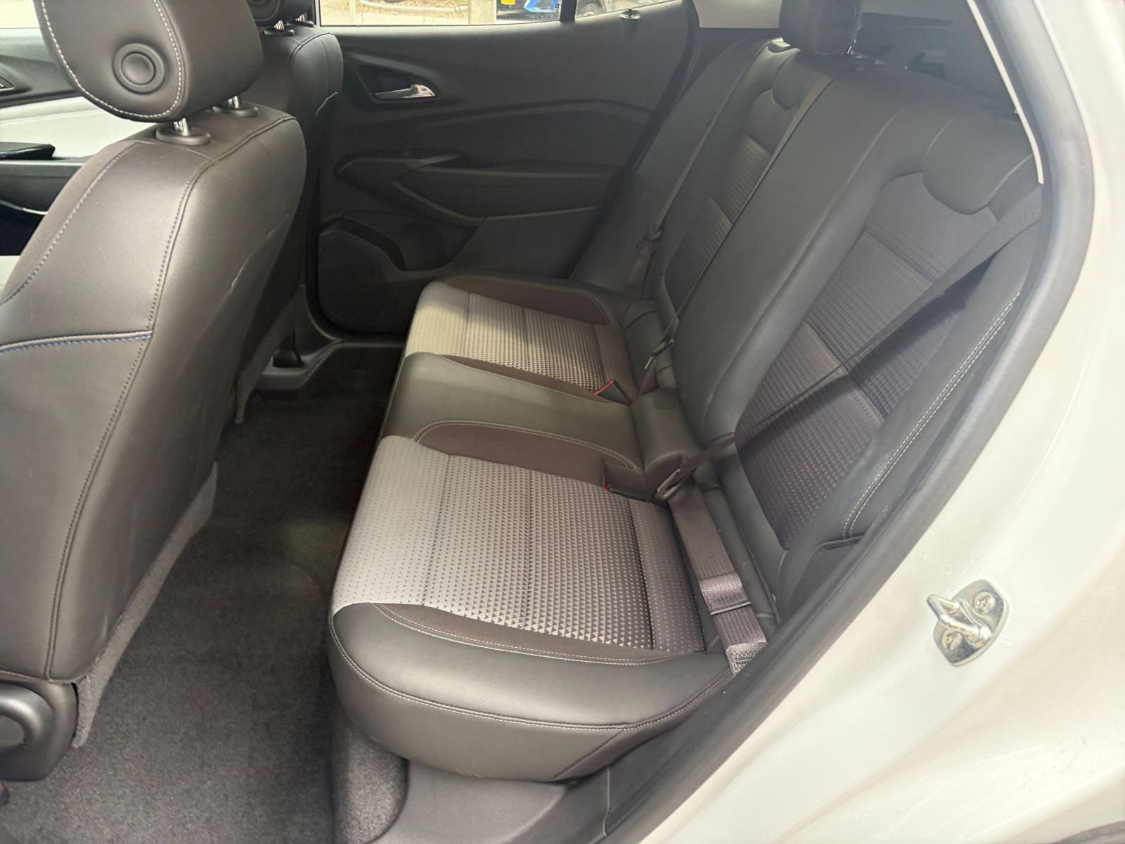 Used 2025 Chevrolet Trax LT FWD image 36