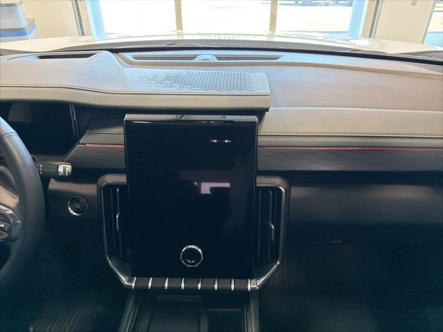 Used 2025 GMC Acadia AT4 w/ Luxury Package image 28