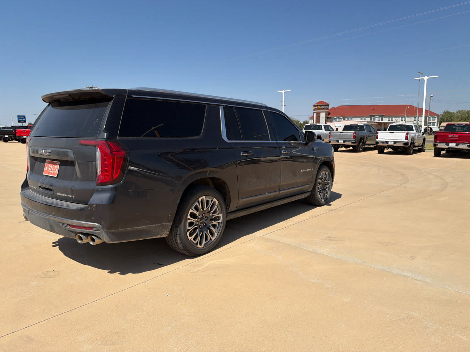 Used 2023 GMC Yukon XL Denali Ultimate AWD/4WD image 5