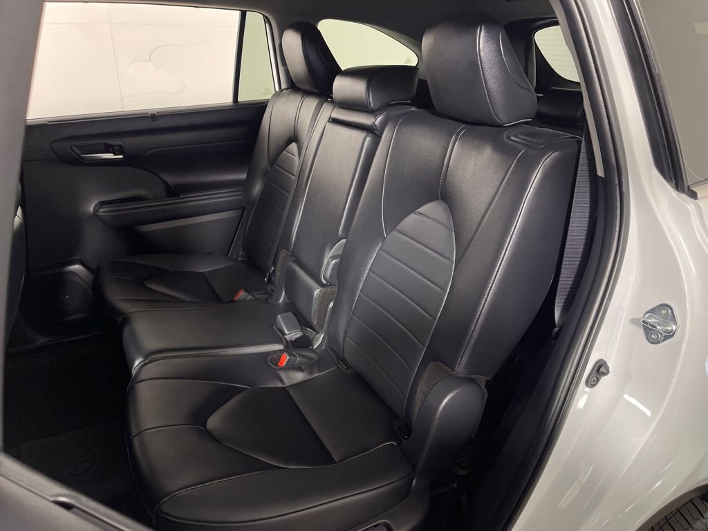 Certified 2025 Toyota Highlander XLE image 16