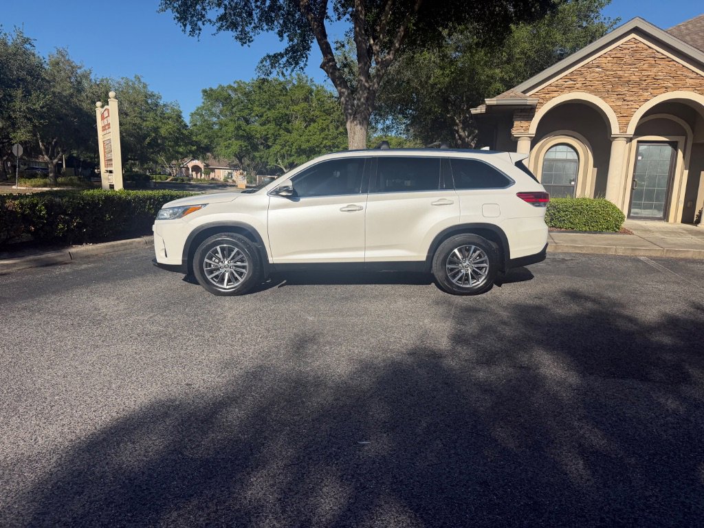 Used 2019 Toyota Highlander XLE image 11