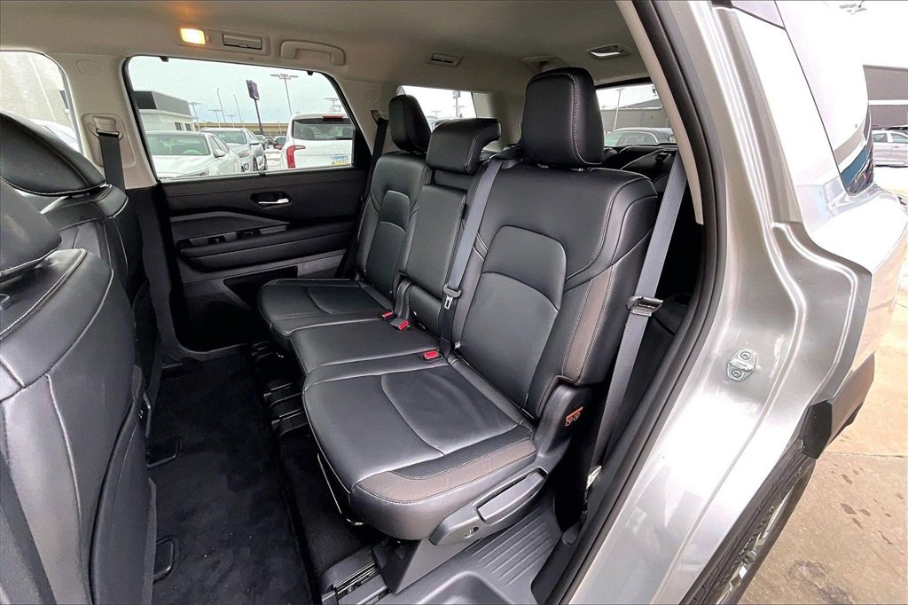 Used 2025 Nissan Pathfinder SL image 26