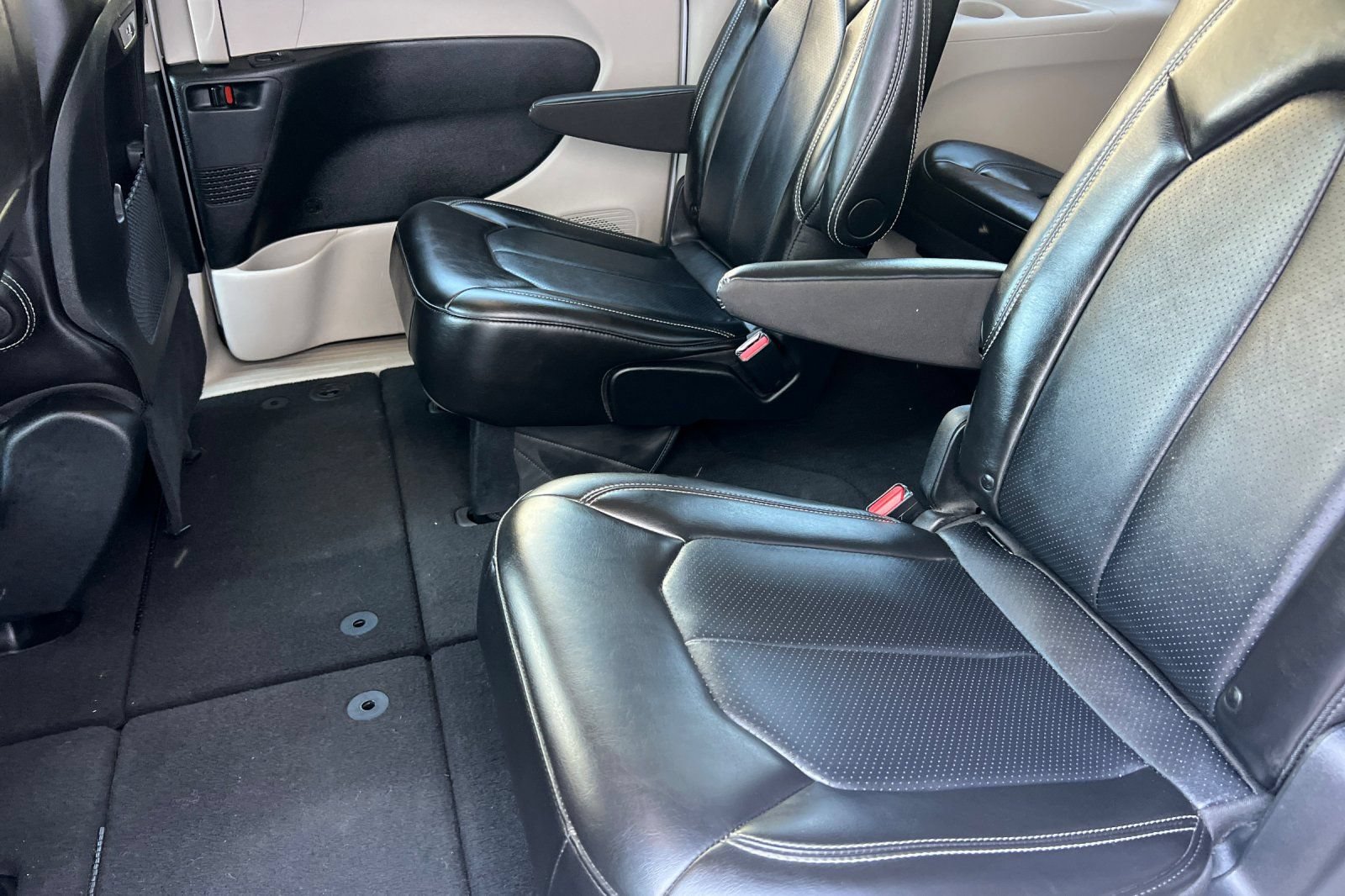 Used 2024 Chrysler Pacifica Touring-L FWD image 14
