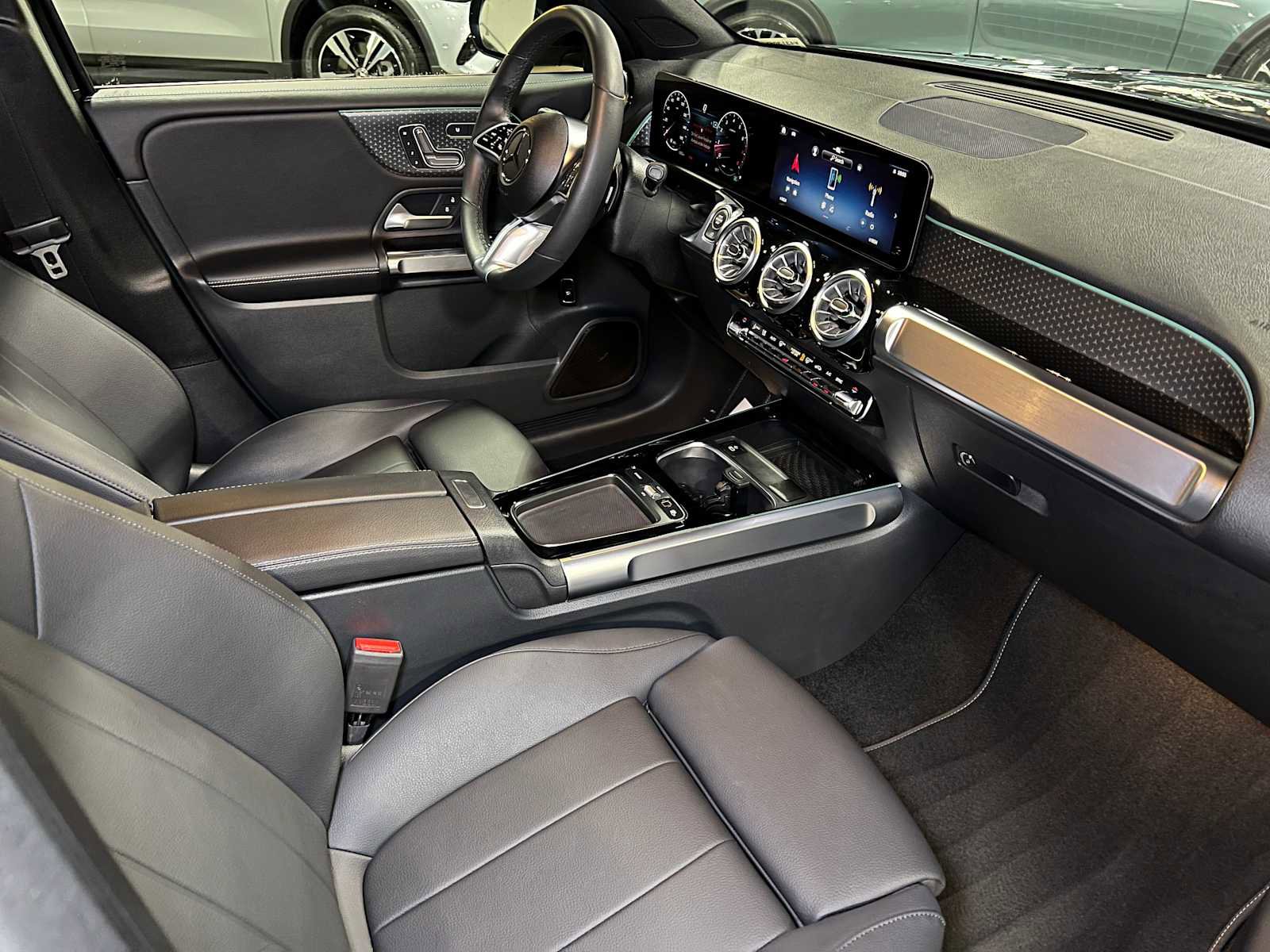 Used 2025 Mercedes-Benz GLB 250 4MATIC image 12