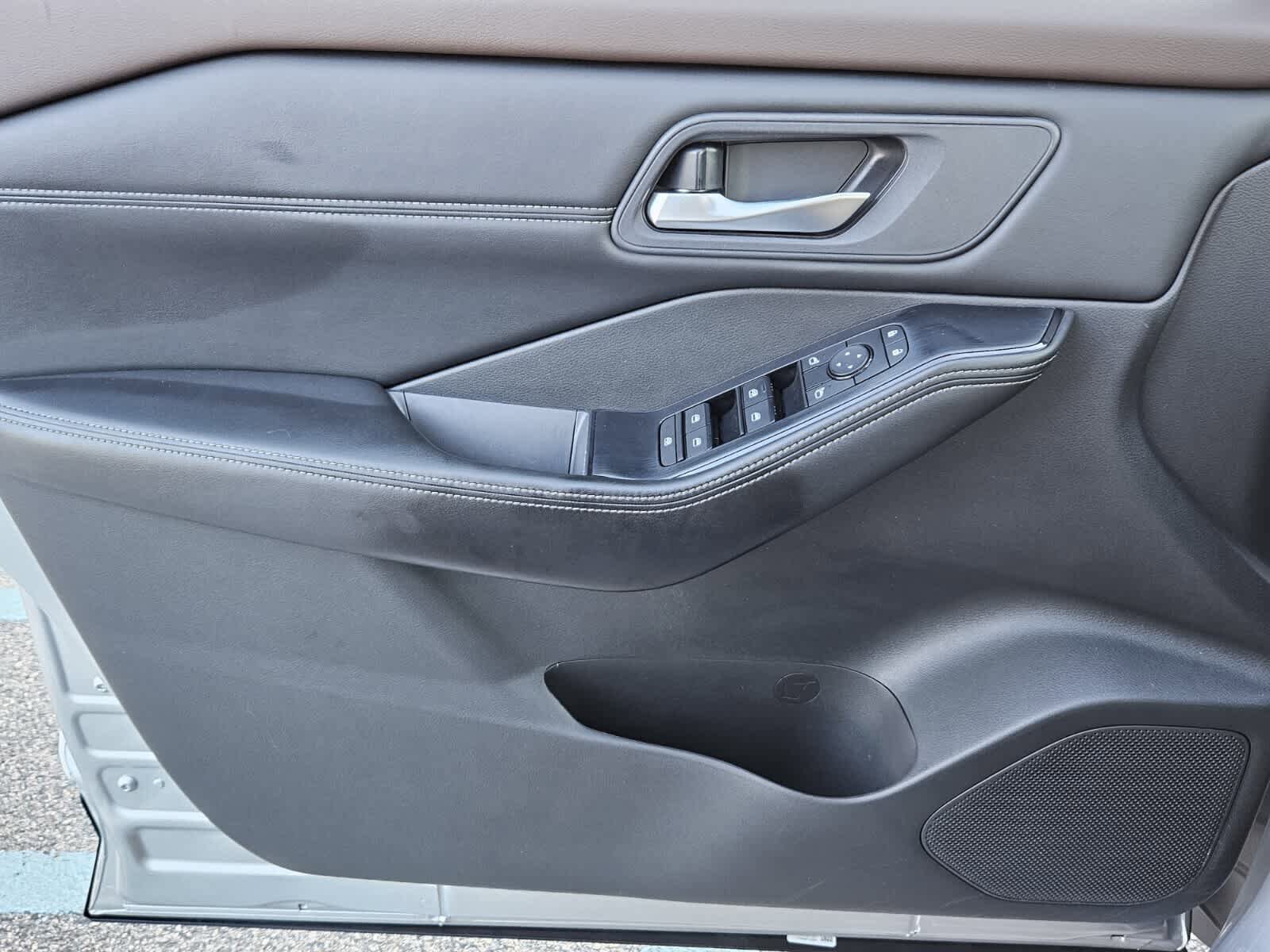Used 2023 Nissan Rogue SV w/ SV Premium B Package image 16