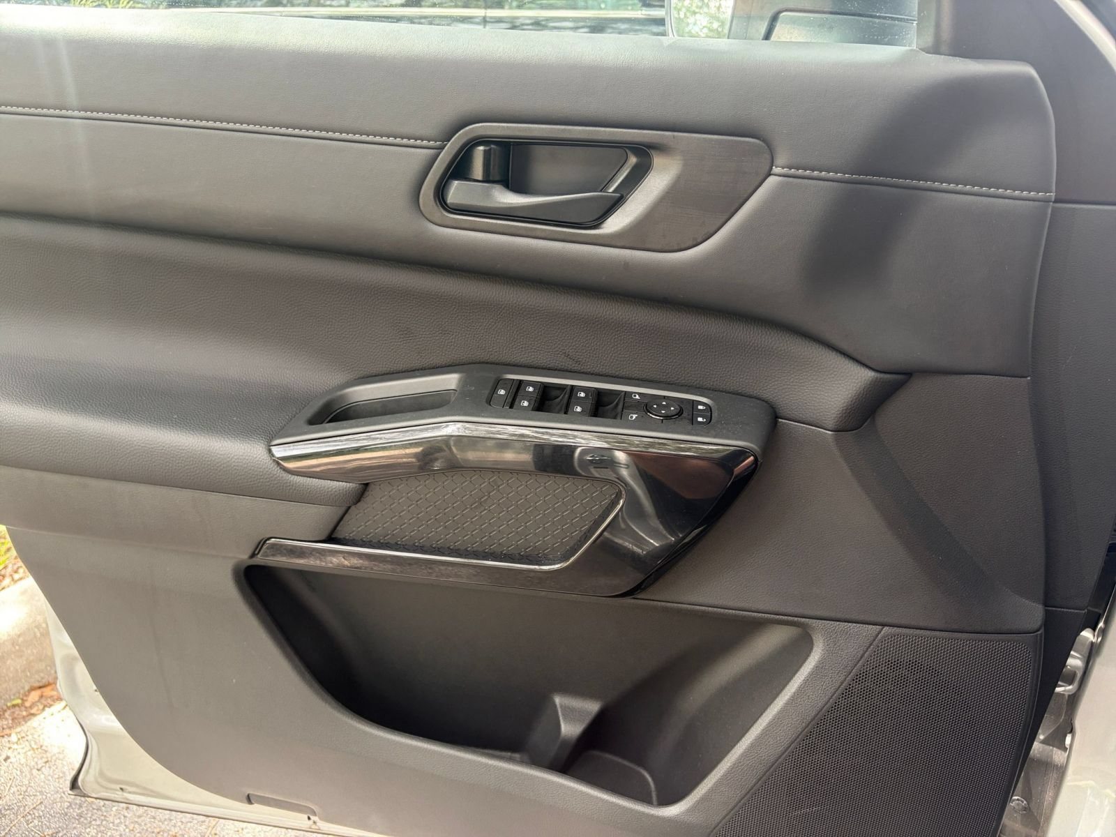 Used 2025 Nissan Pathfinder SV AWD/4WD image 18
