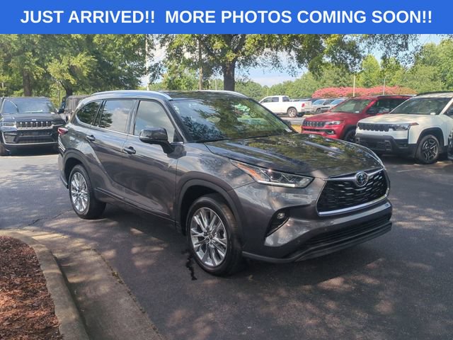 Used 2025 Toyota Highlander Limited FWD image 7