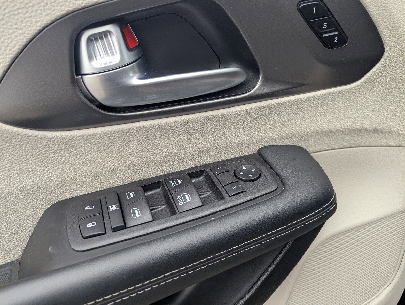 Used 2024 Chrysler Pacifica Select image 29