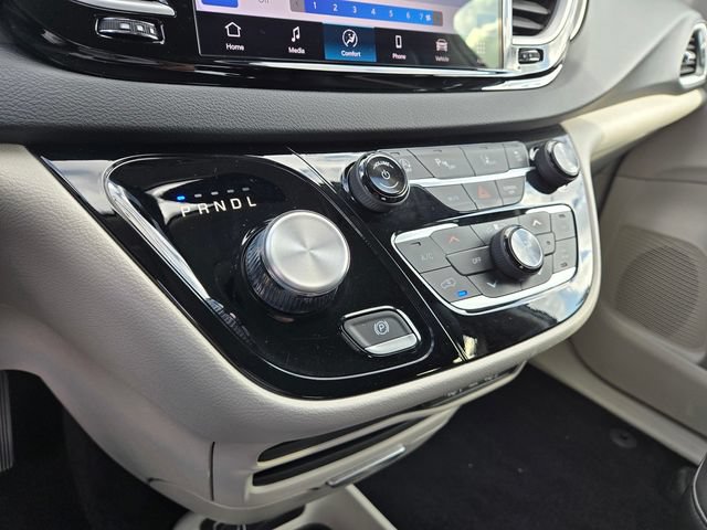 Used 2024 Chrysler Pacifica Touring-L FWD image 18