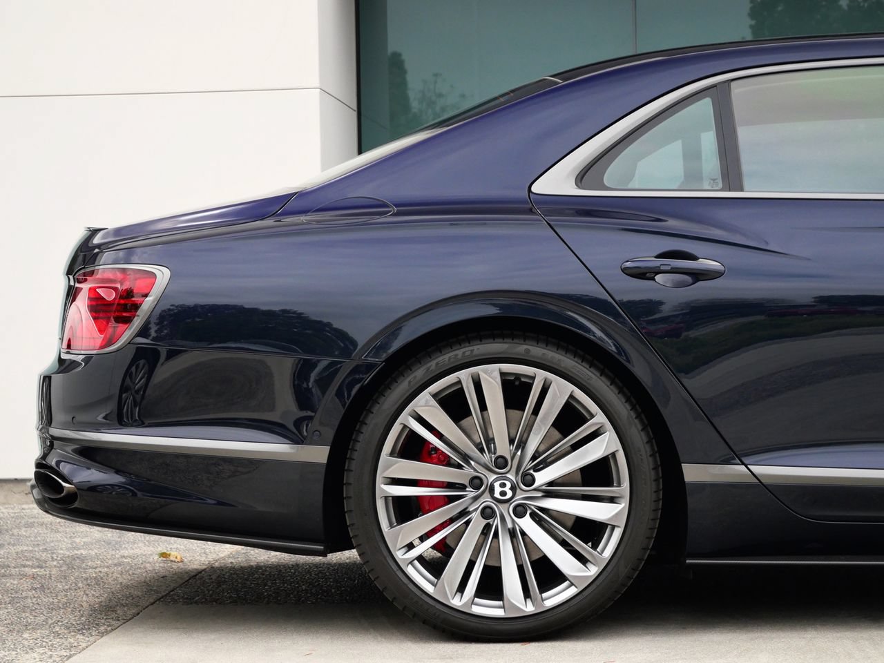 Used 2025 Bentley Flying Spur Plug-In Hybrid AWD/4WD image 12