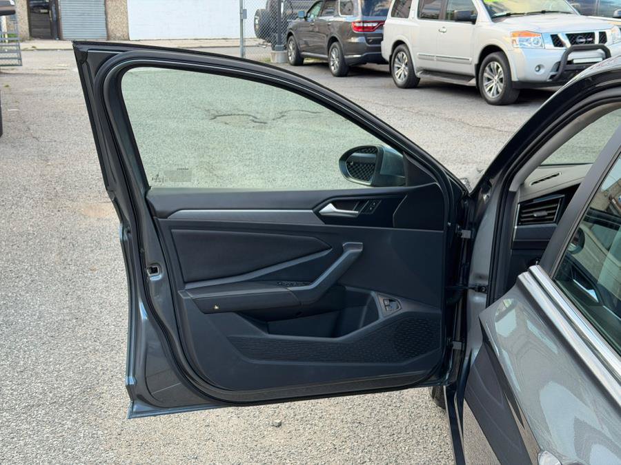 Used 2024 Volkswagen Jetta SE FWD image 9