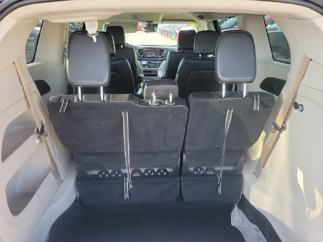 Used 2024 Chrysler Pacifica Touring-L FWD image 7