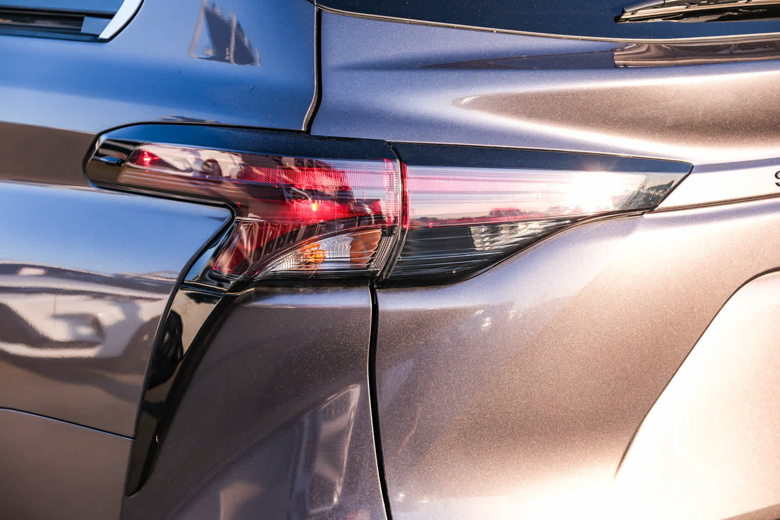 Certified 2024 Toyota Sienna XLE FWD image 7