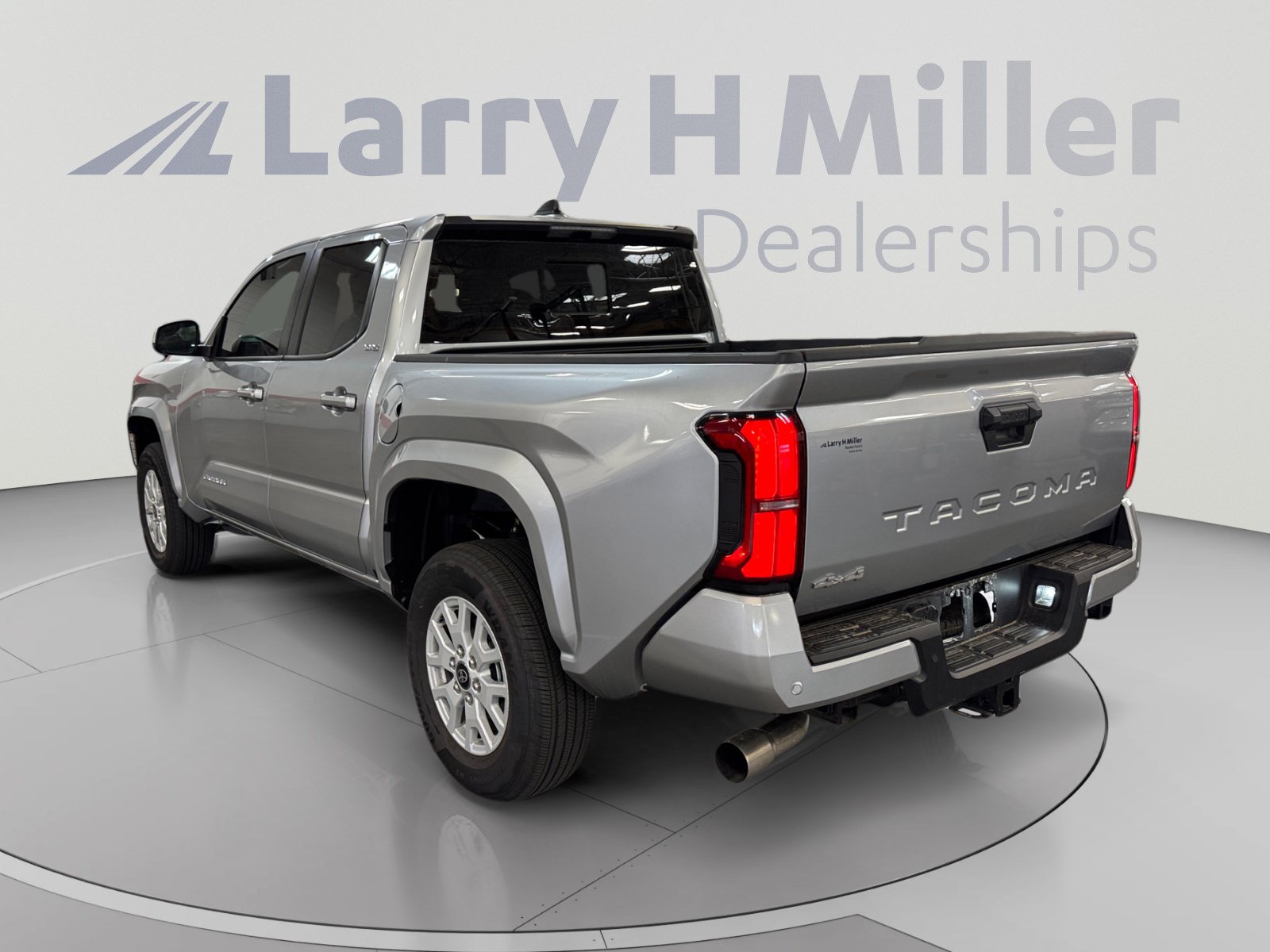 Certified 2025 Toyota Tacoma SR5 AWD/4WD image 3