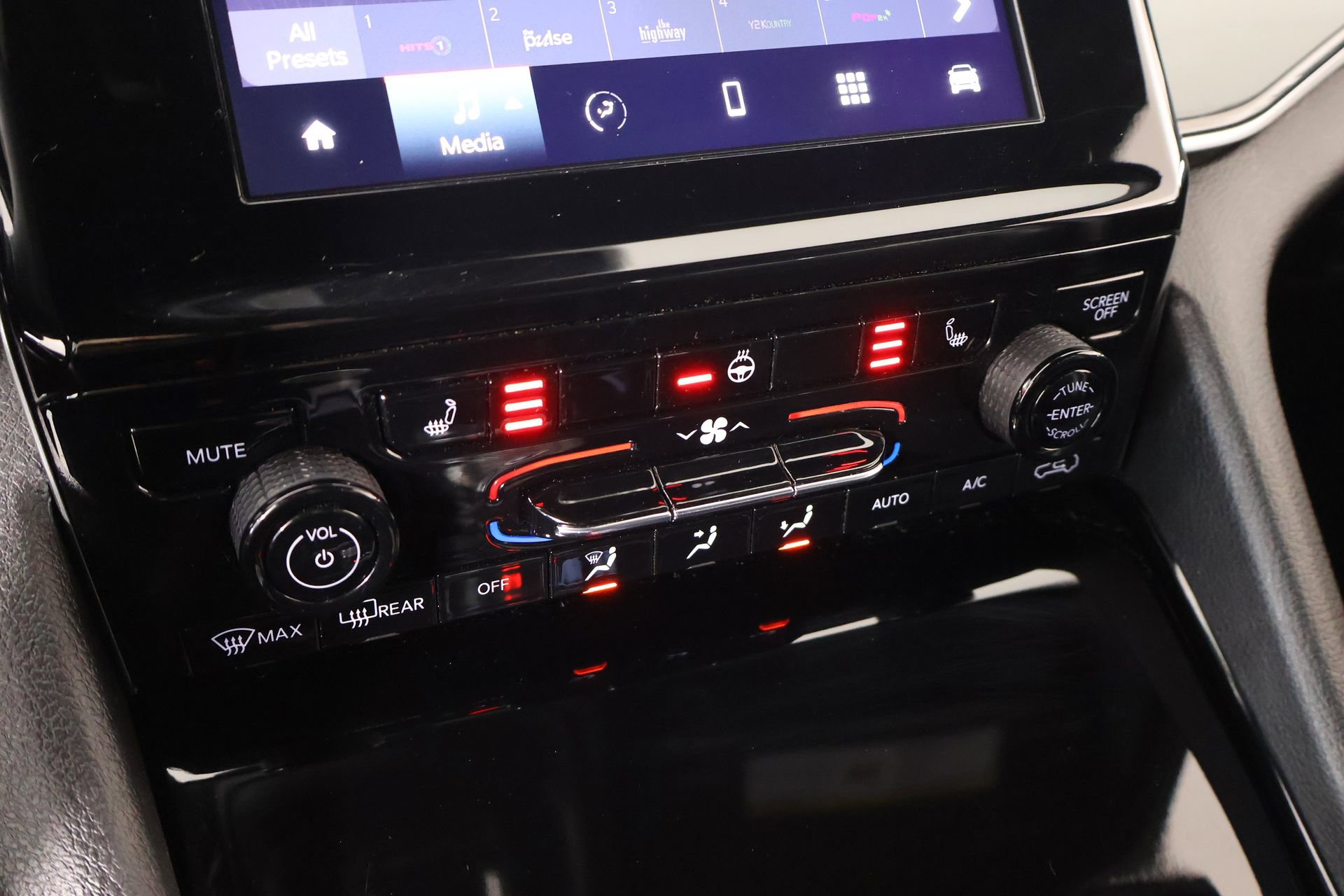 Used 2023 Jeep Grand Cherokee L Laredo image 7