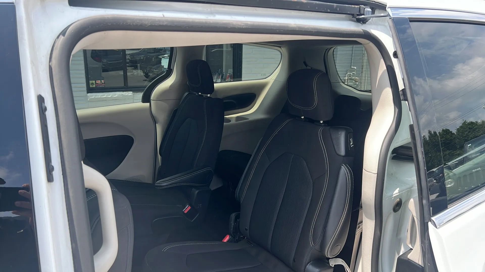 Used 2022 Chrysler Voyager LX image 12