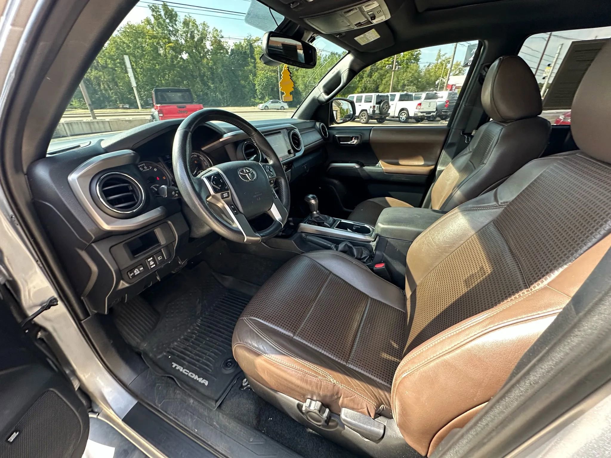 Used 2018 Toyota Tacoma Limited image 19