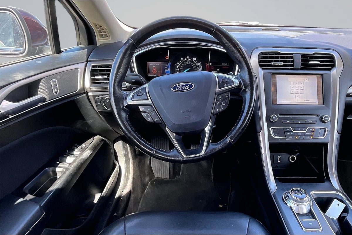 Used 2017 Ford Fusion SE w/ Equipment Group 201A FWD image 5