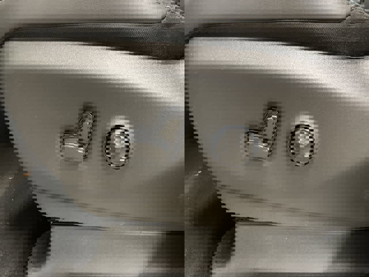 Used 2024 Chrysler Pacifica Select image 15