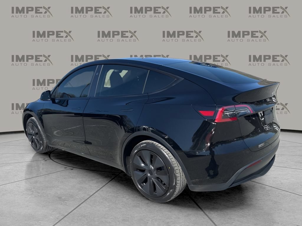 Used 2025 Tesla Model Y Long Range RWD image 3
