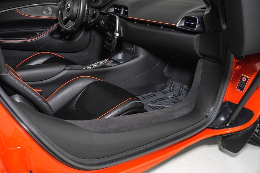 Used 2023 McLaren Artura RWD image 20