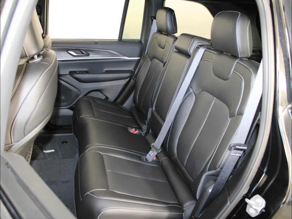 New 2025 Jeep Grand Cherokee Limited w/ Luxury Tech Group II RWD image 27