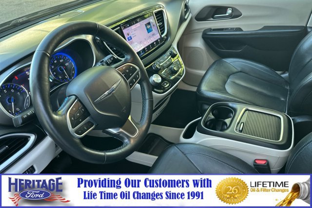 Used 2021 Chrysler Pacifica Touring-L FWD image 10