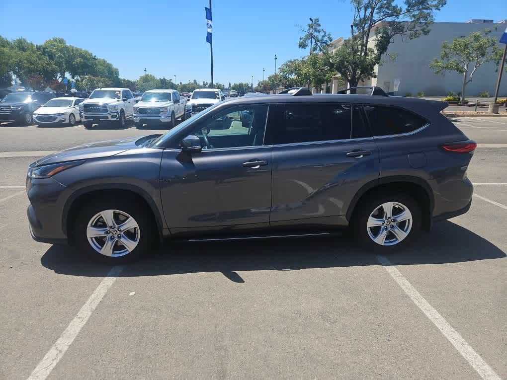 Used 2021 Toyota Highlander L FWD image 4