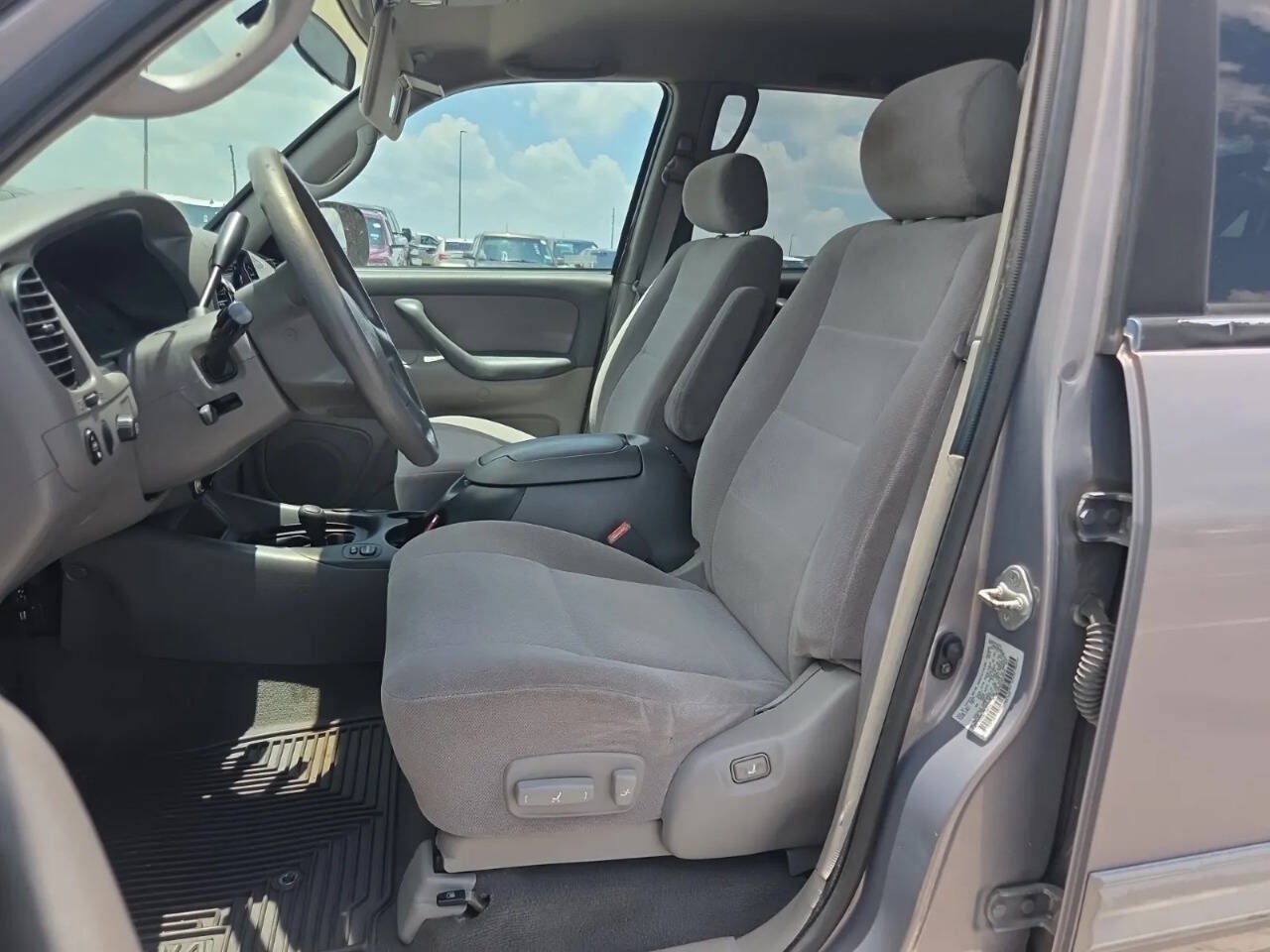 Used 2001 Toyota Sequoia SR5 w/ Convenience Pkg AWD/4WD image 2