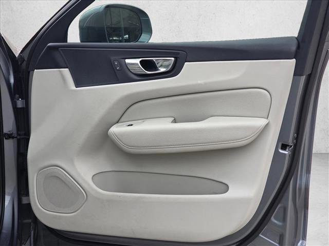 Used 2018 Volvo XC60 T6 Momentum w/ Convenience Package image 11