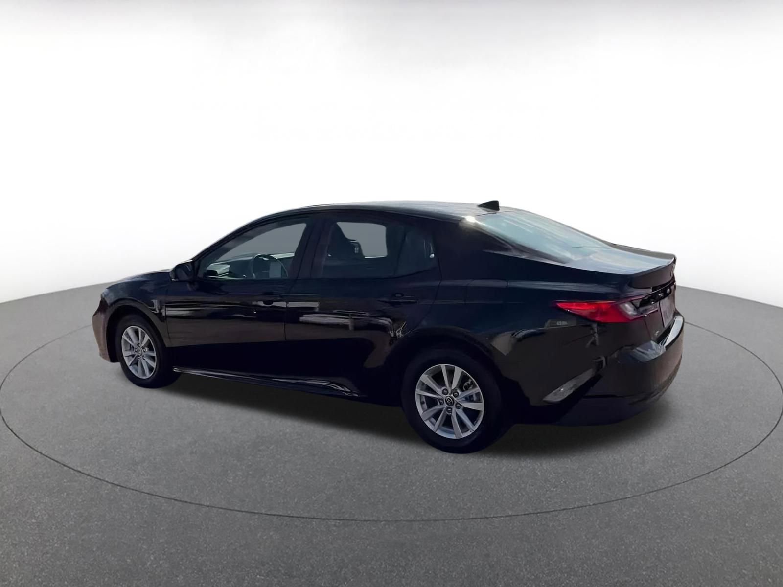 Used 2025 Toyota Camry LE image 9